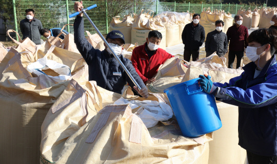대전지역 첫 추곡수매가 실시된 5일 대전 유성구 대전시농업기술센터에서 농민들이 수매 검사원의 등급확인 과정을 지켜보고 있다. 신호철 기자
