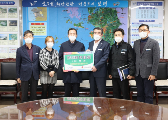 백광(주) 강춘영(사진 왼쪽에서 세번째) 대표는 지난 6일 김동일 보령시장에게 코로나19 극복을 위한 마스크를 전달했다. 사진=보령시 제공
