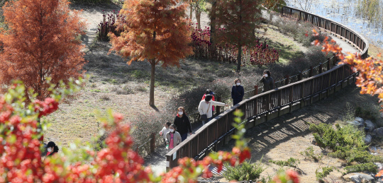 겨울의 시작을 알리는 입동을 하루 지난 8일 휴일을 맞아 대전한밭수목원을 찾은 시민들이 만추의 풍광을 느끼고 있다. 신호철 기자
