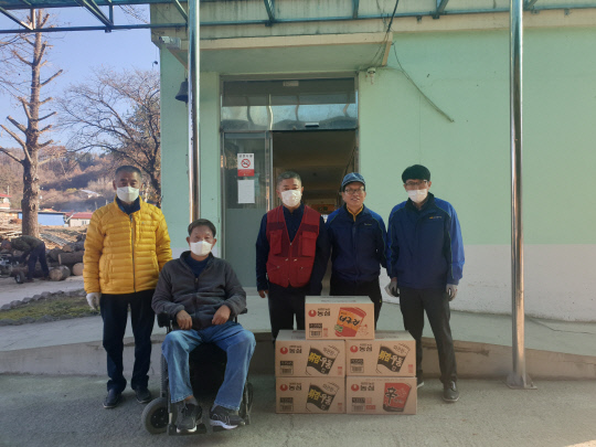 한국인삼검사소 임직원들을 지난 10일 금산군 남이면 소재 장애우평등학교에서 나눔과 봉사의 시간을 진행했다.사진=길효근 기자

