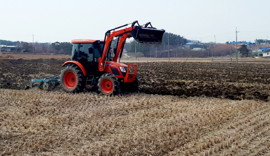 사진은 태안읍 송암리 한 농가에서 벼 수확 후 깊이갈이를 하고 있는 모습.사진=태안군 제공
