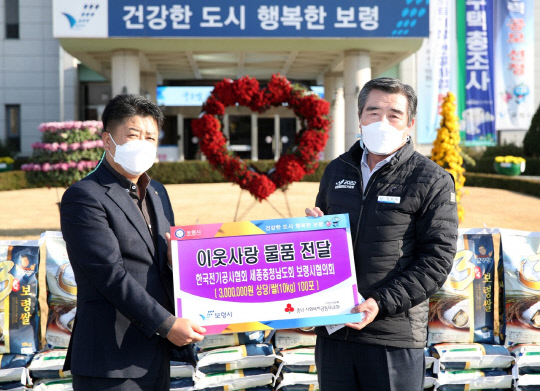 박관웅(사진 왼쪽) 한국전기공사협회 세종·충남도회 보령시협의회장은 지난 12일 김동일 보령시장에게 후원물품으로 쌀 100포를 전달했다. 사진=보령시 제공
