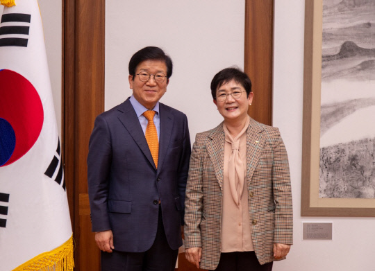 박정현 대덕구청장(오른쪽)이 지난 13일 국회에 방문해 박병석 국회의장(왼쪽)을 예방했다. 사진=대전 대덕구 제공 
