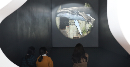 15일 대전시립미술관에서 열리고 있는 대전비엔날레 2020 인공지능을 찾은 시민들이 2전시실에서 염지혜 작가의 미래열병 영상을 관람하고 있다. 신호철 기자
