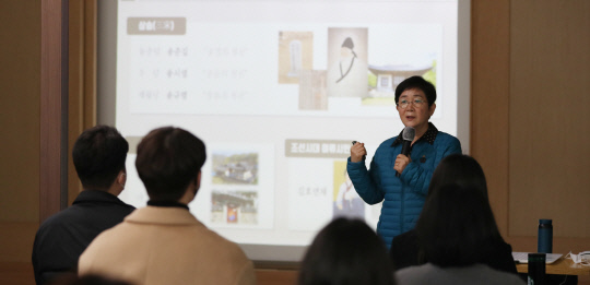박정현 대덕구청장이 16일 대전 대덕구 로하스캠핑장에서 열린 2020년 하반기 신규공무원 오리엔테이션에 참석해 강의를 하고 있다. 신호철 기자
