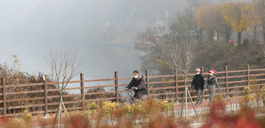 대전지역에 미세먼지와 짙은 안개가 낀 16일 대전 대덕구 로하스길에서 시민들이 마스크를 쓰고 산책하고 있다. 신호철 기자

