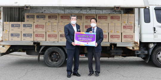 김재범(사진 오른쪽) 보령식품영어조합법인 대표가 17일 보령시에 저소득 가정을 위한 사랑의 액젓을 기탁했다. 사진=보령시 제공
