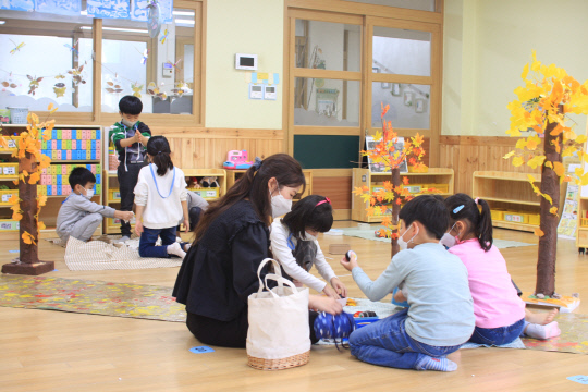 대전 문창유치원 방과후 놀이샘 활동에서 원아들이 가을 단풍 놀이를 즐기고 있다. 사진=대전시교육청 제공
