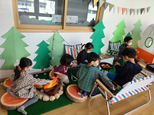 대전시교육청이 공사립 유치원을 대상으로 놀이 중심 유치원과정을 지원하고 있는 가운데, 원아들이 실내 캠핑 놀이 활동을 하고 있다.
