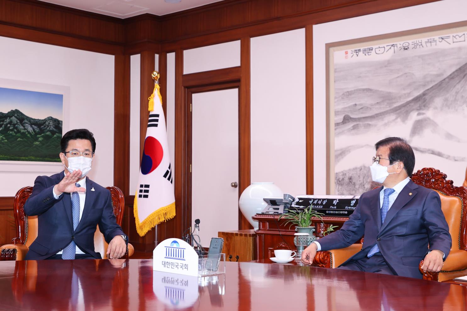 허태정 대전시장이 17일 박병석 국회의장을 방문 중소기업벤처부 대전 존치를 위한 협조 요청을 했다.  [사진=대전시 제공]