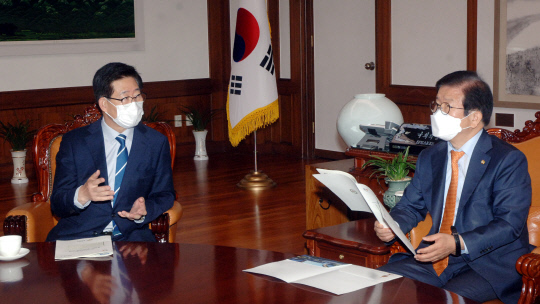 양승조(왼쪽) 충남지사가 18일 박병석 국회의장과 만나 지역 현안 국비 확보를 요청하고 있다
