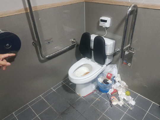 지난 15일 오후 대전 중구 은행교 앞, 공중화장실 내부에 쓰레기가 정리되지 않은체 쌓여있다. 사진=박상원 기자 
