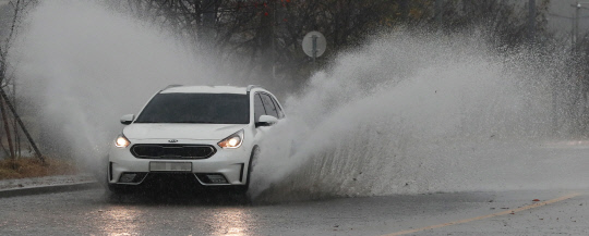 전국에 강한 가을비가 내린 19일 대전 대덕구 오정동에서 지나가는 차량이 물보라를 일으키고 있다. 신호철 기자
