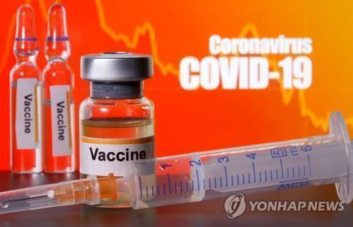 코로나19라는 글씨 앞에 놓인 백신 약품  [사진=연합뉴스]