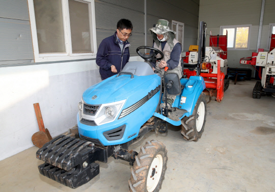 사진은 군 농업기술센터에서 농기계를 임대하고 있는 모습.사진=태안군 제공

