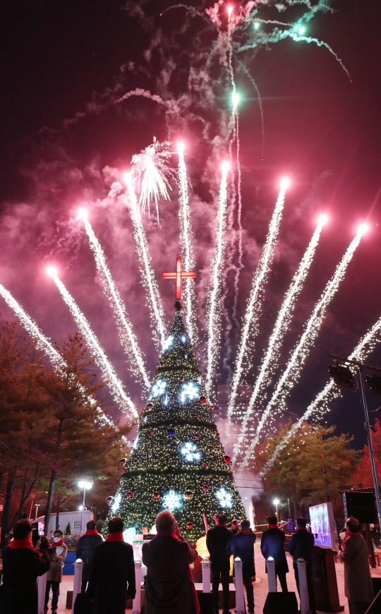 `2020 크리스마스트리 점등식`이 25일 대전 서구 보라매공원 중앙광장에서 열려 참석자들이 밤하늘을 밝히는 대형 트리와 불꽃을 바라보고 있다. 신호철 기자
