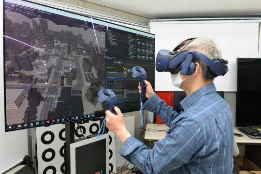 한국전자통신연구원 연구진이 개발한 가상현실(VR) 멀미 정량화 분석 기술을 이용해 멀미가 저감된 콘텐츠를 체험하고 있다. 사진=한국전자통신연구원 제공
