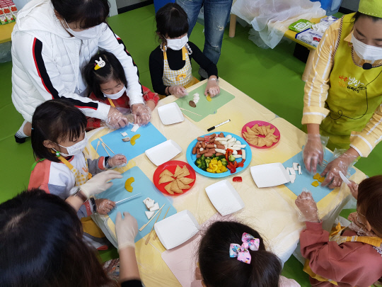 옥천군보건소 지역내 유치원 체험식 요리교실 운영 모습.사진=옥천군 제공
