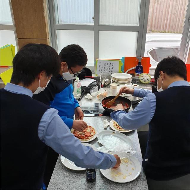 동대전고 학생들이 요리 동아리 활동에서 피자를 만들고 있다. 사진=대전시교육청 제공