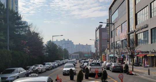 26일 대전 서구 관정동 건양대병원 앞의 일방통행로가 불법주차 차량들로 가득해 시민 불편을 초래하고 있다. 사진=임용우 기자

