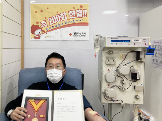 지난달 30일 헌혈의집 공주대학교센터에서 명예대장을 수상하고 있는 김진주씨가 또 헌혈하고 있다. 조정호 기자
