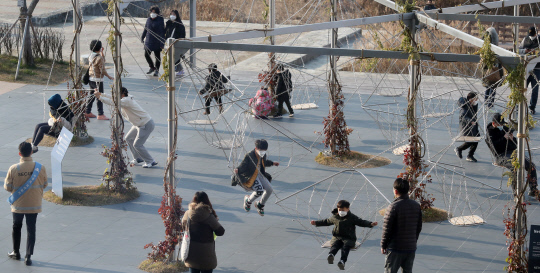 휴일인 6일 대전시 유성구 현대아울렛 야외놀이터에서 어린이들이 그네를 타며 즐거운 시간을 보내고 있다. 신호철 기자

