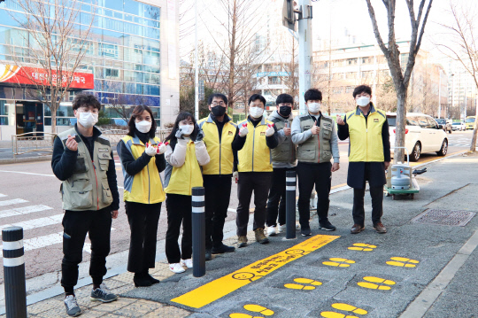 한국원자력안전기술원은 4일 대전 유성 지역 초등학교에서 가치플러스 사회적협동조합과 함께 어린이·학생들의 등하굣길 안전을 위한 `노란 발자국` 설치 봉사 활동을 벌였다. 사진=한국원자력안전기술원 제공
