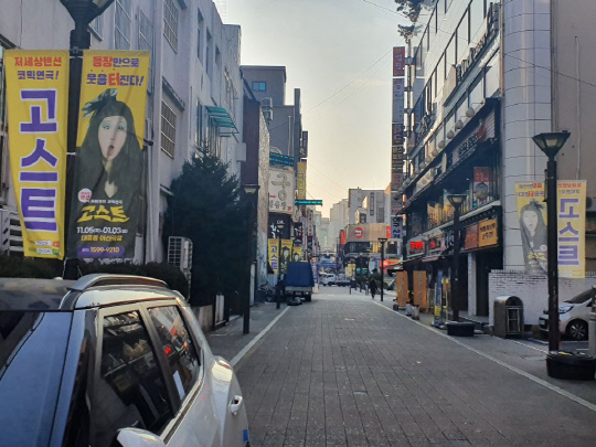 대전 중구 대흥동 일대 거리는 길가의 가로등에 부착된 공연을 알리는 포스터만이 휑한 거리를 메우고 있다. 김동희 기자
