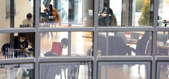 기말고사 기간을 맞아 10일 대전 유성구 충남대학교 학생들이 중앙도서관에서 마스크를 쓰고 공부에 열중하고 있다. 신호철 기자
