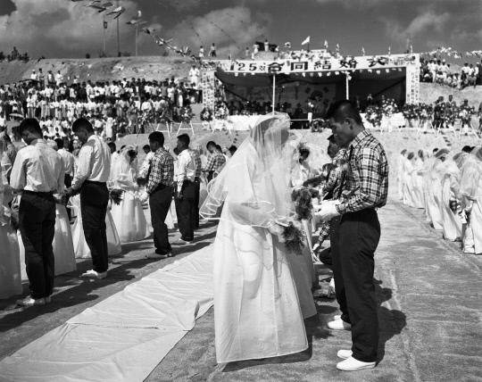 정부는 1963년 9월 26일 당시 서산군 인지면 모월리에서 얼굴도 모르는 남녀 125쌍의 합동결혼을 강제로 시켰다.사진=대전일보 DB