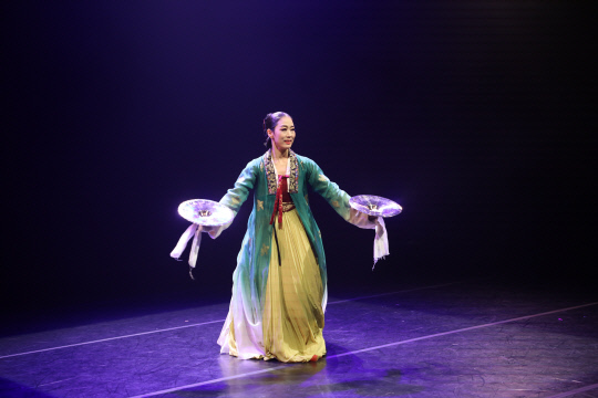 지난 11일 정기공연 `신바람 흥취풍`에서 춤사위를 펼치고 있는 홍명원 춤마루무용단 대표. 사진=춤마루무용단 제공
