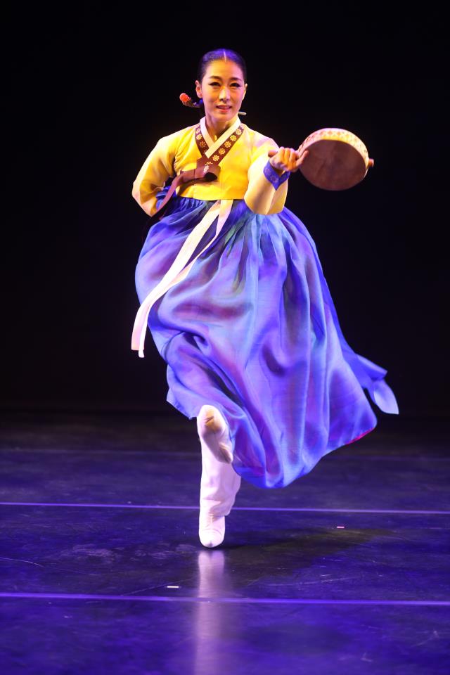 지난 11일 정기공연 `신바람 흥취풍`에서 춤사위를 펼치고 있는 홍명원 춤마루무용단 대표. 사진=춤마루무용단 제공
