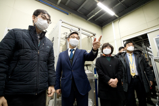 정병선 과학기술정보통신부 제1차관(왼쪽 두 번째)은 15일 한국화학연구원을 찾아 탄소중립 관련 연구 개발 현황을 점검하고 연구 현장 의견을 청취했다. 정병선 차관은 이날 