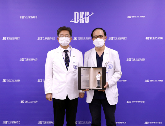 단국대병원 김재일 병원장과 오성범 교수(오른쪽). 사진=단국대병원 제공
