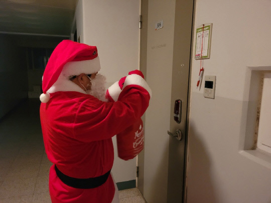 괴산군 드림스타트가 지난 22일 사례관리 아동 33명을 대상으로 `산타가 왔어요` 프로그램을 진행했다.     사진=괴산군 제공
