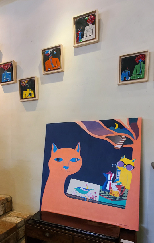 천안시 유량동 하루 카페갤러리에 전시된 연선미 작가의 작품들. 사진=윤평호 기자
