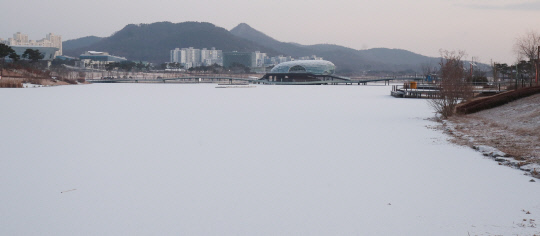 성탄절인 25일 오전 세종호수공원에 밤사이 내린 눈이 얼음 위에 쌓여 있다. 신호철 기자
