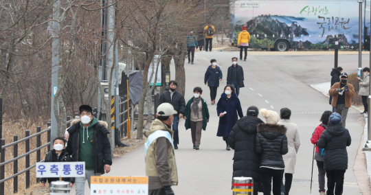 연휴 마지막날인 27일 대전 유성구 계룡산국립공원 수통골을 찾은 시민들이 마스크를 쓰고 산책을 하고 있다. 신호철 기자
