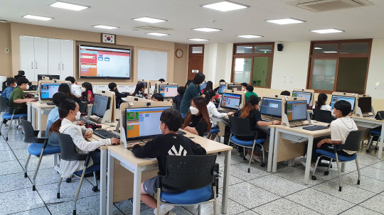 진천군 창의미래교육센터에서 학생들이 수업을 하고 있다. 사진=진천군 제공
