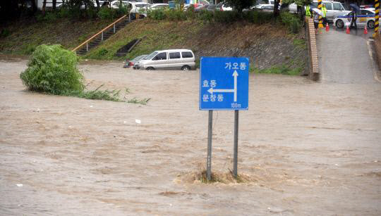 2017년 7월 장마전선 영향으로 중부지방을 중심으로 많은 비가 내리자 대전 중구 대전천 하상도로가 침수돼 통제되고 있다. 사진=신호철 기자
