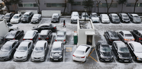 강추위와 함께 눈이 내린 30일 오전 대전 서구 한 아파트 주차장에 눈덮힌 차량들이 세워져 있다. 신호철 기자
