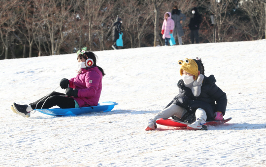 강추위와 함께 눈이 내린 30일 대전 유성구 은구비공원을 찾은 어린이들이 썰매를 타며 즐거운 시간을 보내고 있다. 신호철 기자
