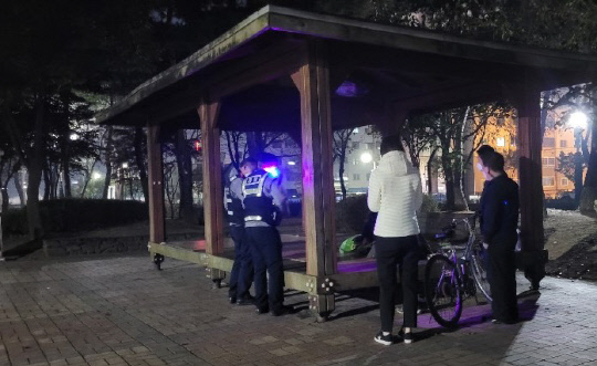 홍성군과 홍성경찰서 관계자들이  동절기 노숙인 보호 순찰 활동을 펼치고 있다.사진=홍성군 제공
