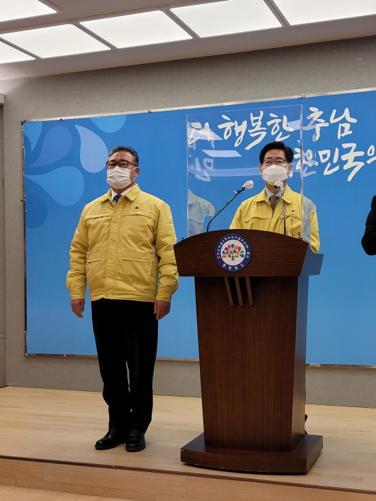 양승조(오른쪽) 충남지사와 김명선 충남도의장이 5일 도청 브리핑룸에서 기자회견을 열고 `KBS 지역신청사프로젝트팀` 출범 소식을 전하고 있다. 김성준 기자
