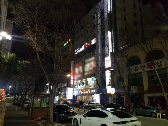 5일 오후 대전 유성구 봉명동 유성호텔 앞에있는 몇몇 유흥주점 불이 켜져있는 상태다. 사진=박상원 기자 
