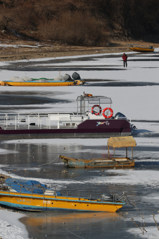 한낮 기온이 영하권에 머물러 추운 날씨를 보인 6일 충북 옥천군 안터마을 앞 대청호에 정박돼 있는 선박들이 얼음에 갇혀있다. 신호철 기자
