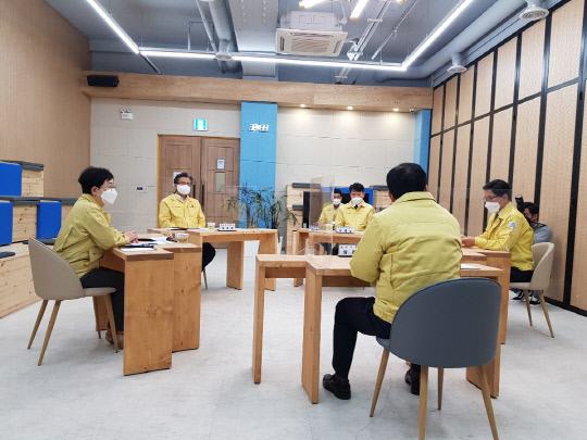 19일 오전 대덕구 청년벙커에서 대전 5개 구청장들이 한자리에 모여 협의안건에 대해 논의하고 있다. 사진=박상원 기자 
