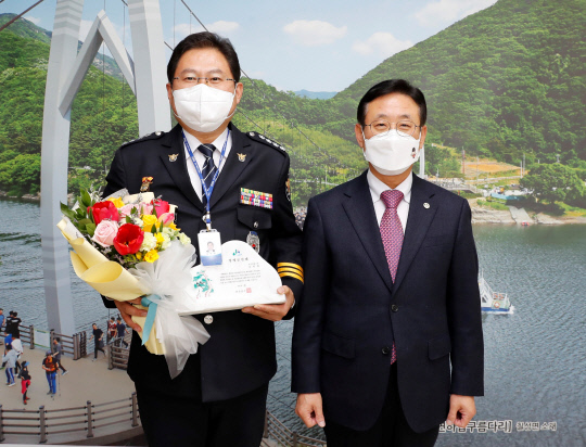 괴산군은 21일 김한철 (왼쪽)괴산경찰서장에게 명예군민증과 패를 전달했다. 사진=괴산군 제공
