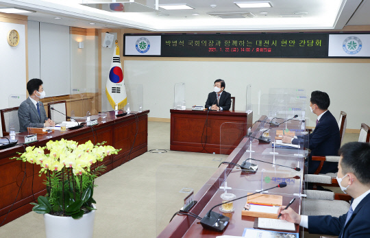 허태정 대전시장(사진 왼쪽)은 지난 22일 대전시를 방문한 박병석 국회의장에게 2021년 시정의 추진방향을 설명하고 국회 차원의 지원 등을 요청했다. 사진=대전시 제공
