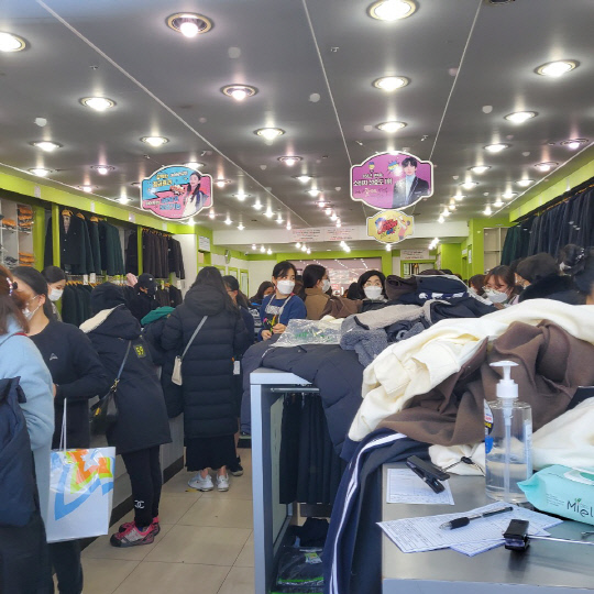 24일 오후 대전 서구 도마2동 한 교복 판매점이 교복 공동 구매를 위해 모인 학부모와 학생들로 북새통을 이루고 있다. 사진=박우경 기자
